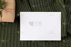 卡片模型与绿色针织毛衣背景5x7邀请模板
