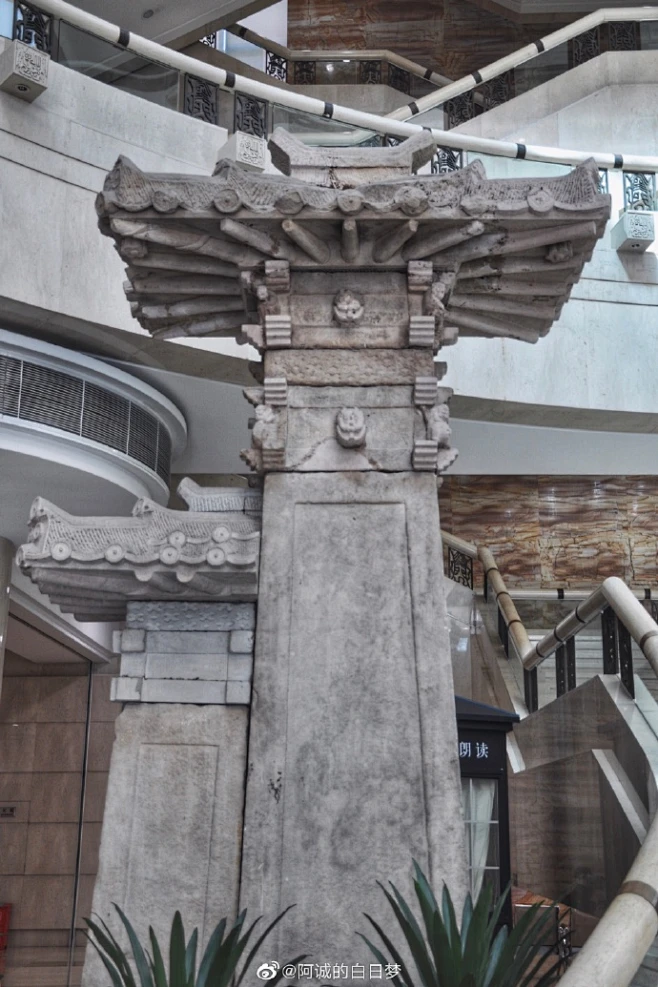 乌杨阙·东汉·重庆中国三峡博物馆藏 阙是古代宫殿、庙宇、陵墓前矗立的楼观，通常左右成对。乌杨阙材质为砂岩，最高处为5.4米，2001年于重庆 ...