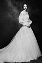 Lusan Mandongus 2015婚纱系列 LookBook ▏品牌从1991年建立以来一直为新娘带来古典优雅的婚纱设计，凸显身材的鱼尾裙以及婚纱设计里常用的蕾丝元素，浪漫中带着一丝性感，本季大片主打黑白复古风，演绎着上世纪20年代的女性魅力。简直美哭了。。|转