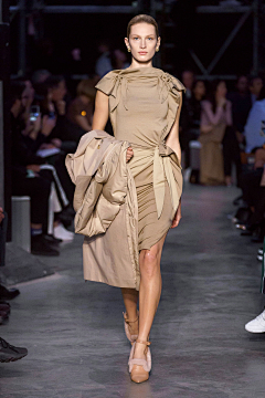童小楹宝贝采集到Burberry FALL 2019 READY-TO-WEAR
