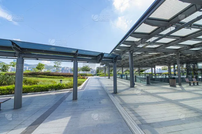 A rest stop in a park in the heart of a modern city.素材-花瓣网