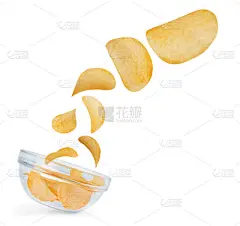 洋芋片落在碗里上白色孤立