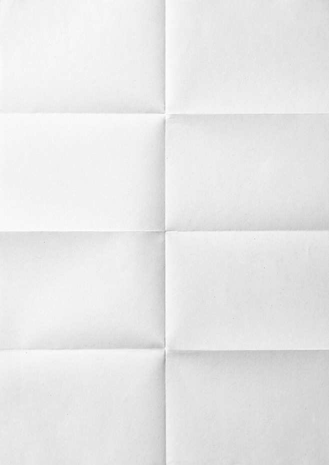 折叠过的白色纸张图片