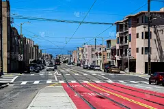 有电车线路的街道在阳光明媚的加州旧金山市
