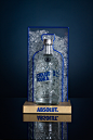 Absolut // Glorifier : Au travers d’une nouvelle édition limitée, Absolut Vodka illustre de manière créative que toutes ses bouteilles sont composées de verre recyclé. Ainsi, le studio Planet Design lui crée un glorifier selon la même idée. Ce petit displ