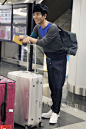 6月20日，张晓龙现身北京国际机场预备赴2015春夏米兰男装周看秀，身穿拼色T恤+黑色长裤搭配清爽简洁。
