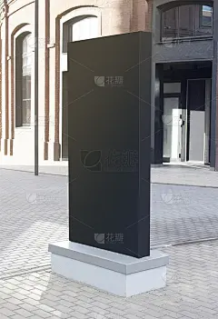 空白黑色垂直塔站模型砖建筑，侧视图