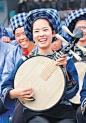 布依族同胞在庆祝活动上演奏月琴.