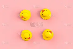 橡皮鸭隔离的特写。粉红色背景上的沐浴玩具。顶部视图与复制空间。夏天的壁纸。3 d渲染。
