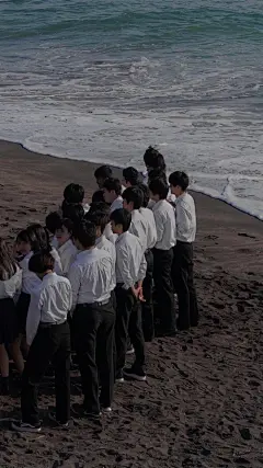 壁纸大图
“比起晴天，我更需要你。” ——《天气之子》♡