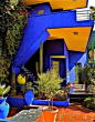 摩洛哥马约尔花园_花园的角落里，那些颜色鲜艳的陶罐，妖艳的蓝、明艳的黄、怯嫩的粉，跳跃而明快的色彩让人惊喜连连