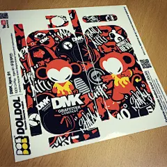 这可能包含：木桌上的一些贴纸图片，上面写着 dmk 字样