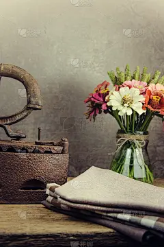 复古背景上的老铁和花的静物。
