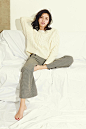 陈雅婷暖春裸色妆慵懒柔和大片 : 演员陈雅婷曝光了一组暖春写真，白毛衣、格子裤简约时尚。慵懒的倚在沙发上，宛如一只偷懒的小猫，让看地人都少女心爆棚。