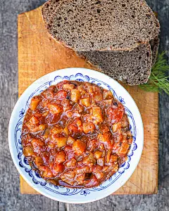 茄子鱼子酱蔬菜沙拉开胃菜小吃第二道菜食物背景俯视图拷贝空间的文字有机饮食健康的生酮或旧时代饮食