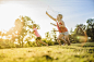 Girls blowing bubbles in grass field by Gable Denims on 500px _价值稿配图_T202032