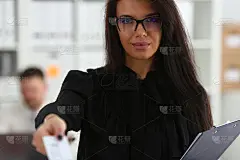 女臂给来访者发空白名片