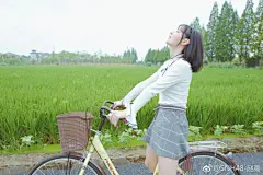 成都之行结束啦，感谢成都的朋友们，成都通告的东西学起来真的很慌忙，因为没休息好老师也说这几天唱歌嗓音不在状态，一直会有杂音不过也是顺利的完成这次的任务但不得不说的是成都真的很治愈，我要是待在那里一个月绝对会变成猪精对的，我现在又想吃火锅了 ​​​​