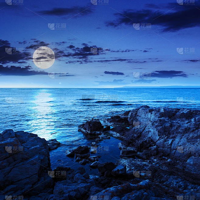 夜晚海面平静，岸边有巨石图片_其他图片图片素材-花瓣网