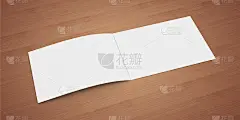 木桌上的空白请帖/贺卡