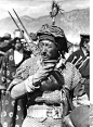 1938年，穿着锁子甲喝茶的西藏士兵