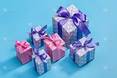 节日礼物装在彩色的带丝带的盒子里。