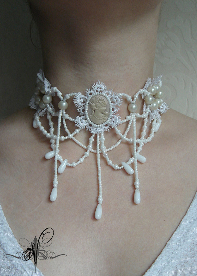 white_necklace_with_...