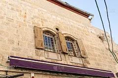 以色列耶路撒冷老城雅法门附近亚美尼亚区一幢老建筑的窗户上的铁条和铁百叶窗