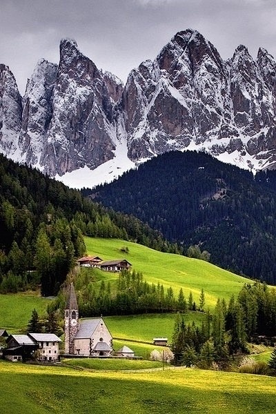 阿尔卑斯山景色十分迷人，是世界著名的风景...
