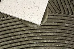 瓷砖和瓦工工具。地砖安装。家居装修、装修-瓷砖地坪胶粘剂、