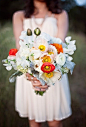成熟绽放的罂粟新娘手捧花，金色的花朵和茂密的绿色草芝，象征着丰收的硕果!
更多婚礼手捧花>>http://t.cn/8slhW0h 