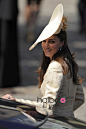 还是“Mr.Hat”最抢镜！英国公主扎拉·飞利浦(Zara Phillips)大婚典礼上皇家嘉宾礼帽造型大放送，帽子控们有福咯！