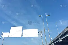 公路上空白的白色路标，空白的交通标志蓝天背景
