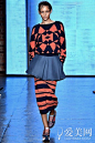 几何印花 DKNY 2015春夏纽约时装周,爱美网分享DKNY 2015春夏纽约时装周服饰搭配图
