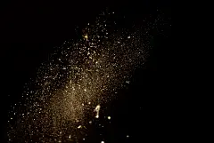 花瓣素材_黑色背景上的灰尘和木屑。灰尘颗粒在空气中飞扬。布局设计。有些灰尘颗粒被弄得模糊不清，以传递运动的效果_173843855