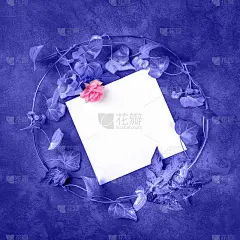 邀请或贺卡方形设计模板与扁平lay花环的树叶和鲜花，从上面拍摄与复制空间。常青藤和玫瑰框架，色调在一