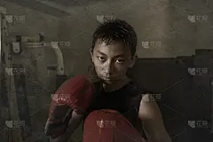 强硬和酷的年轻男孩打击沉重的袋子。13或14岁的亚洲青少年训练泰国拳击锻炼看起来挑衅作为一个bada