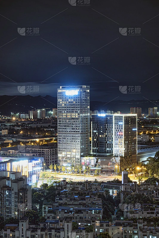 拍摄成都阴天夜晚的城市建筑和道路素材-花瓣网