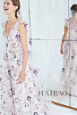 海报时尚网带你走进2018秋冬婚纱周：卡罗琳娜·海莱娜 (Carolina Herrera)18新娘秋冬，让色彩点缀纯白纱裙