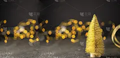金色冷杉树与闪闪发光的花环与木景背面。圣诞快乐和新年快乐概念大背景的旗帜。本空间
