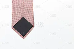 背面的红色图案领带孤立在白色的背景