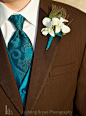 孔雀蓝主题婚礼布置灵感,新郎领带,胸花,