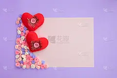 心的象征制成的红色毛毡心，彩色丝带玫瑰在紫色的纸背景。贺卡模板，广告设计。空间的文本。