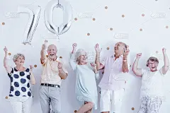 积极的老年人家庭庆祝生日