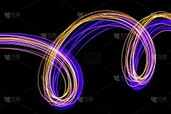 长曝光光画摄影，充满活力的条纹和环霓虹粉和金属黄金色在黑色的背景