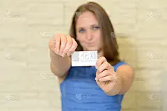 一个年轻女子递出一张名片