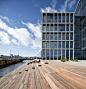 时尚集团Bestseller办公楼
C.F. Møller   办公建筑商业建筑  石材阿尔路斯

这是一座为800名雇员设计的综合办公建筑，它由几组不同层数的体量组成，之间通过一系列的室外空间，如中庭、庭院、平台、屋顶花园等相互连接。这种建筑体量和室外空间的组合营造出城中城的感觉。整座建筑的四周被运河和湖泊包围，建筑本身构成了进入丹麦阿尔路斯新区的水岸景观。