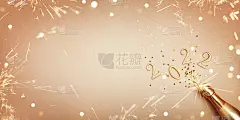 圣诞贺卡，金色香槟瓶，五彩纸屑星星和2022数字。平的。庆祝背景为新年。