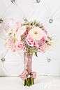 粉红色鲜花、纸花墙装饰的婚礼灵感秀--汇聚婚礼相关的一切