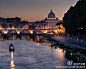 意大利罗马的圣天使桥，静静的坐在河边等待着日落，看灯火辉煌。